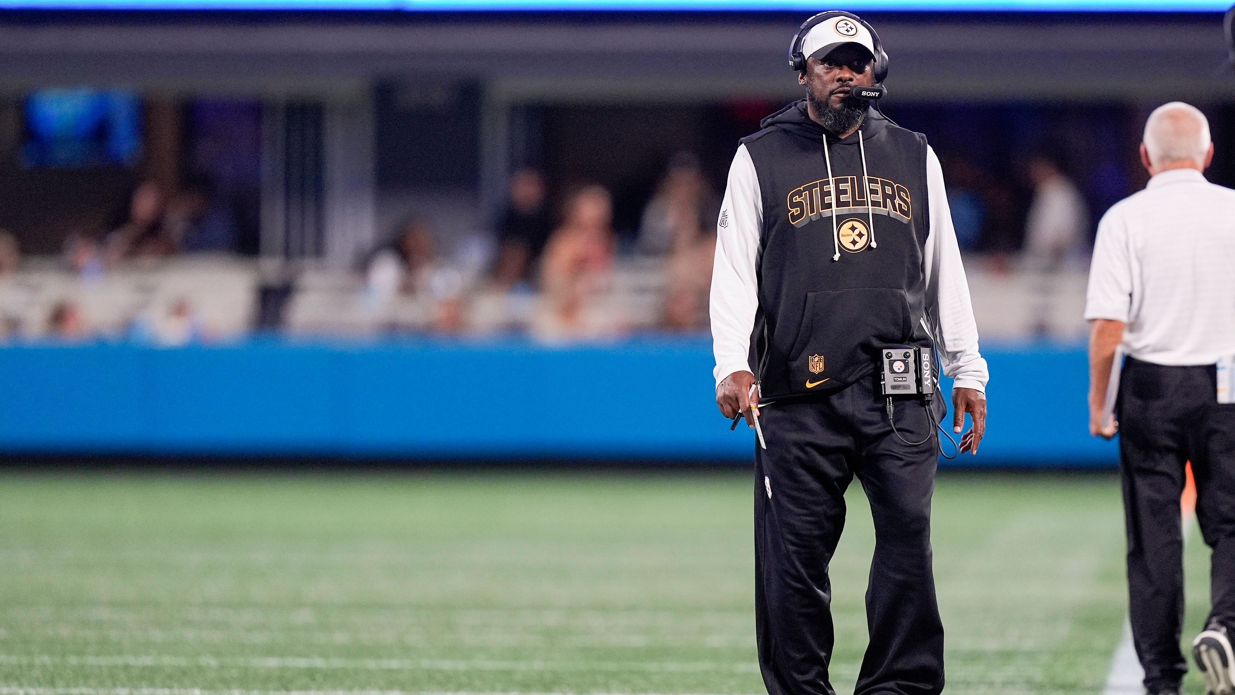 <strong>Pittsburgh Steelers</strong><br>Viel passiert. Viel ausgetauscht. Aber wenig davon war in der Preseason zu sehen. Weder Aaron Rodgers noch ein D.K. Metcalf haben den Rasen betreten. Es wäre jedoch vielleicht sinnvoll gewesen, sich mehr einzugrooven. Doch Coach Mike Tomlin verzichtete darauf. Erstrundenpick und Defensive Lineman Derrick Harmon verletzte sich, aber wohl nicht allzu schwer. Kleine Überraschung: Fünftrundenpick Yahya Black! Mit zwei Sacks machte er mehr als nur auf sich aufmerksam. Jalen Ramsey und Darius Slay wirken nach kurzer Zeit schon gut abgestimmt als erfahrene DBs.<br><strong>Note: 3</strong>