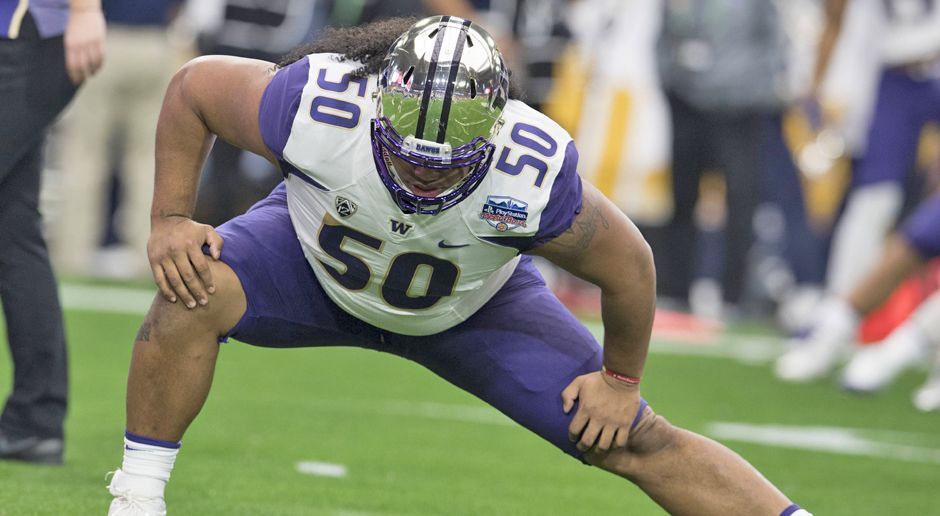 
                <strong>11. Pick - Miami Dolphins: DT Vita Vea</strong><br>
                Nach der Entlassung von Ndamukong Suh ist bei den Dolphins ein Platz in D-Line frei. Warum also nicht über den Draft füllen? Vea ist der Prototyp eines Defensive Tackles, stämmig, mit Power, aber auch enormer Geschwindigkeit. In einem nicht dermaßen von Quarterbacks geprägtem Draft wäre er wohl sogar ein Top-5-Pick.
              