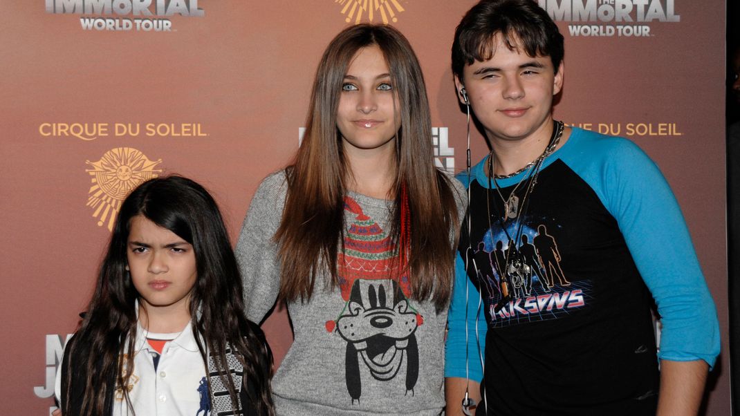 Michael Jacksons drei Kinder: Blanket Jackson, Paris Jackson und Prince Michael Jackson auf einem roten Teppich 2012.