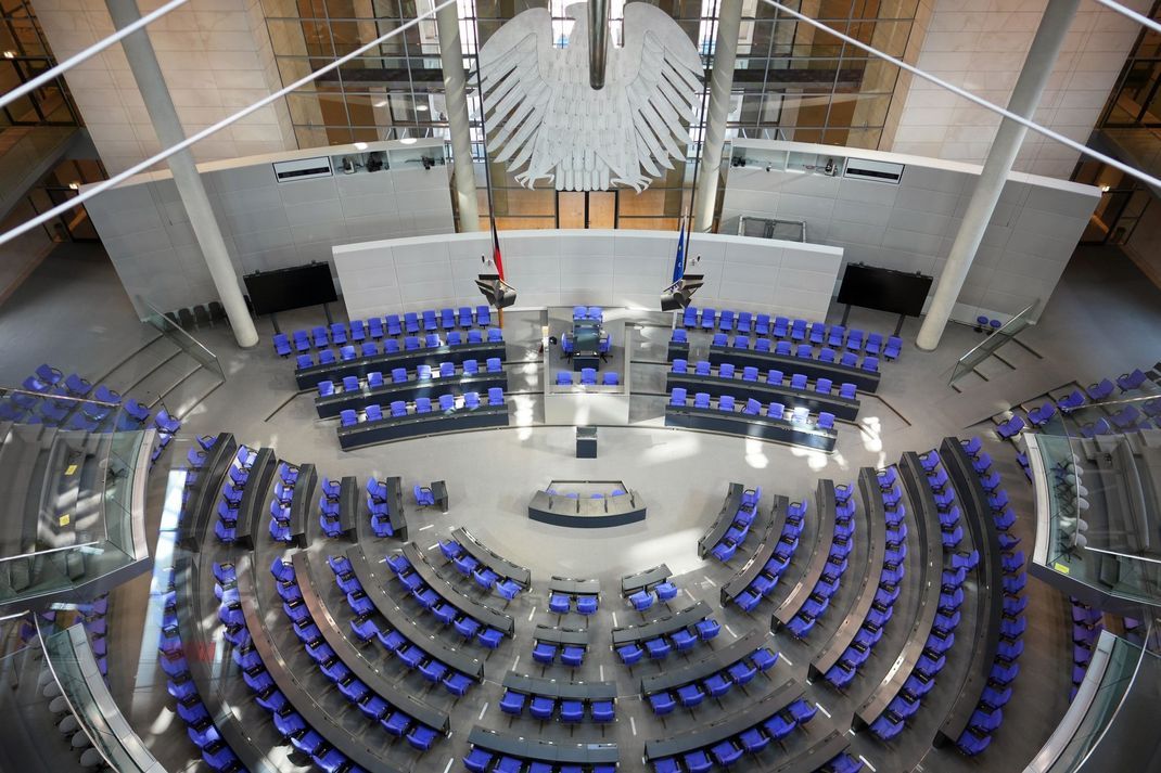 Im Bundestag muss umgebaut werden. Es gibt weniger Sitze und Parteien im neugewählten Parlament.