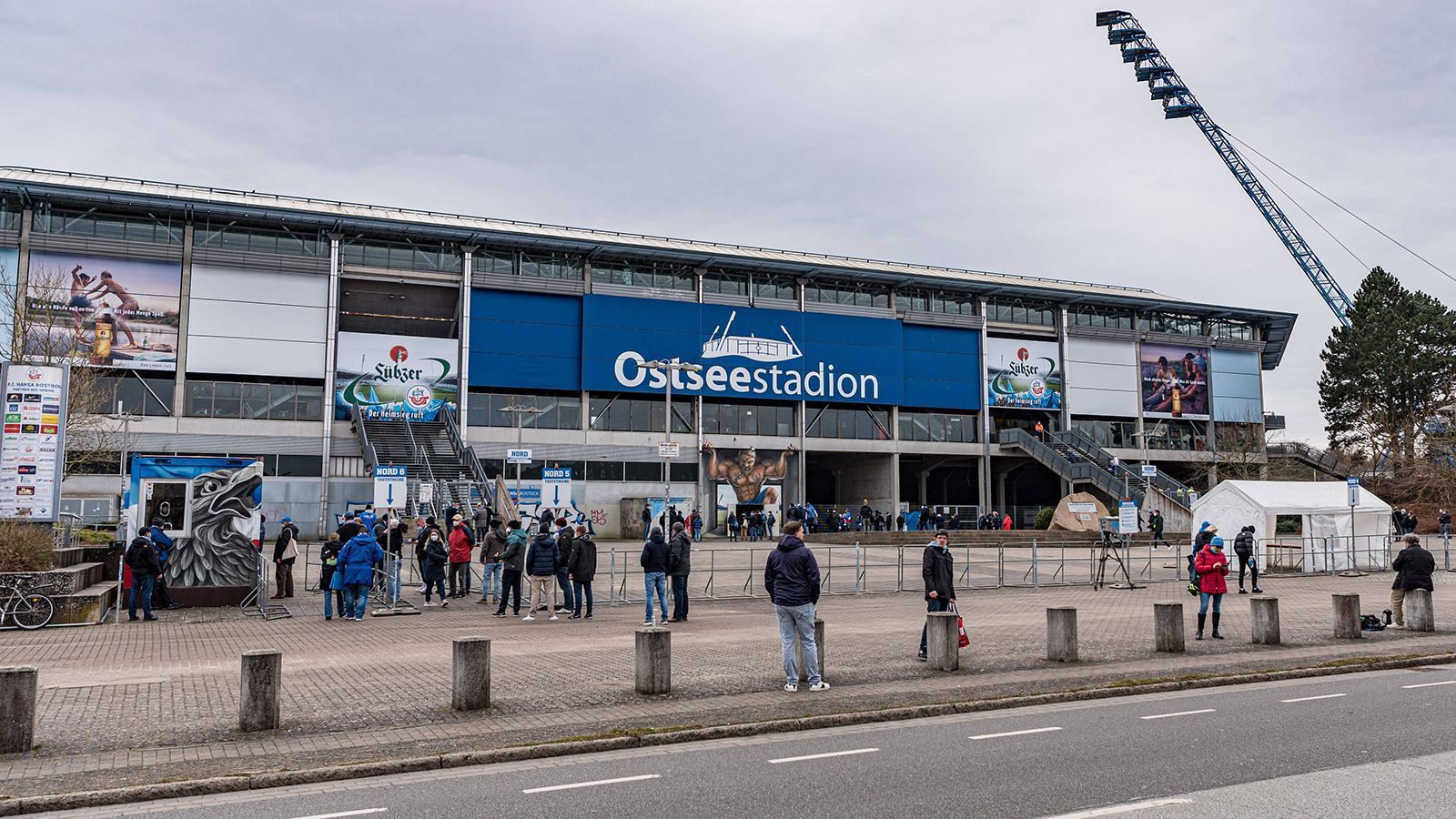 
                <strong>Rostock mit einer der niedrigsten Inzidenzen im Land</strong><br>
                Die Voraussetzungen für den Fan-Besuch: Zunächst mussten Gesundheitsamt sowie Landesregierung dem Versuch zustimmen. Das passierte, weil Rostock mit einer Inzidenz von 22,9 registrierten Infektionen pro 100.000 Einwohnern (Stand 20. März) einen der niedrigsten Werte des Landes vorzuweisen hat.
              