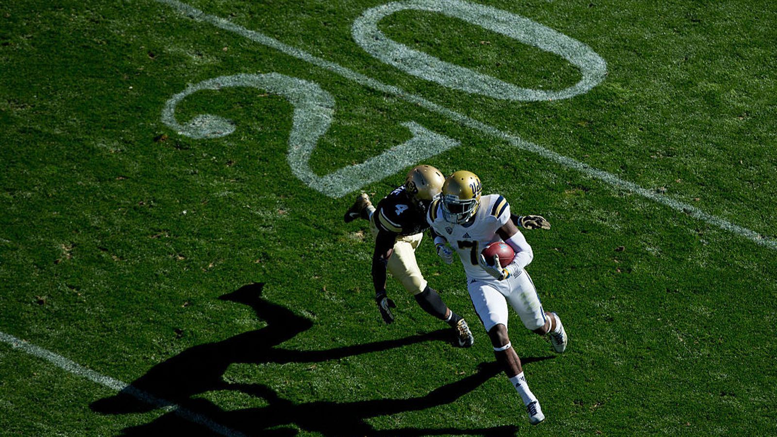 
                <strong>Overtime: Angriff von der 25-Yard-Linie   </strong><br>
                Wir beginnen mit dem spektakulärsten und spannendsten Unterschied – der Overtime. Im College kommen beide Mannschaften jeweils an der gegnerischen 25-Yard-Linie in Ballbesitz. Steht es danach noch immer unentschieden, bekommt jede Mannschaft ein zweites Mal den Ball. Ab der fünften Overtime muss auf jeden Touchdown eine Two-Point Conversion folgen. Es besteht also absolute Chancengleichheit. In der NFL hingegen kann die Mannschaft, die den Münzwurf gewinnt, das Spiel mit einem Touchdown direkt für sich entscheiden.   
              