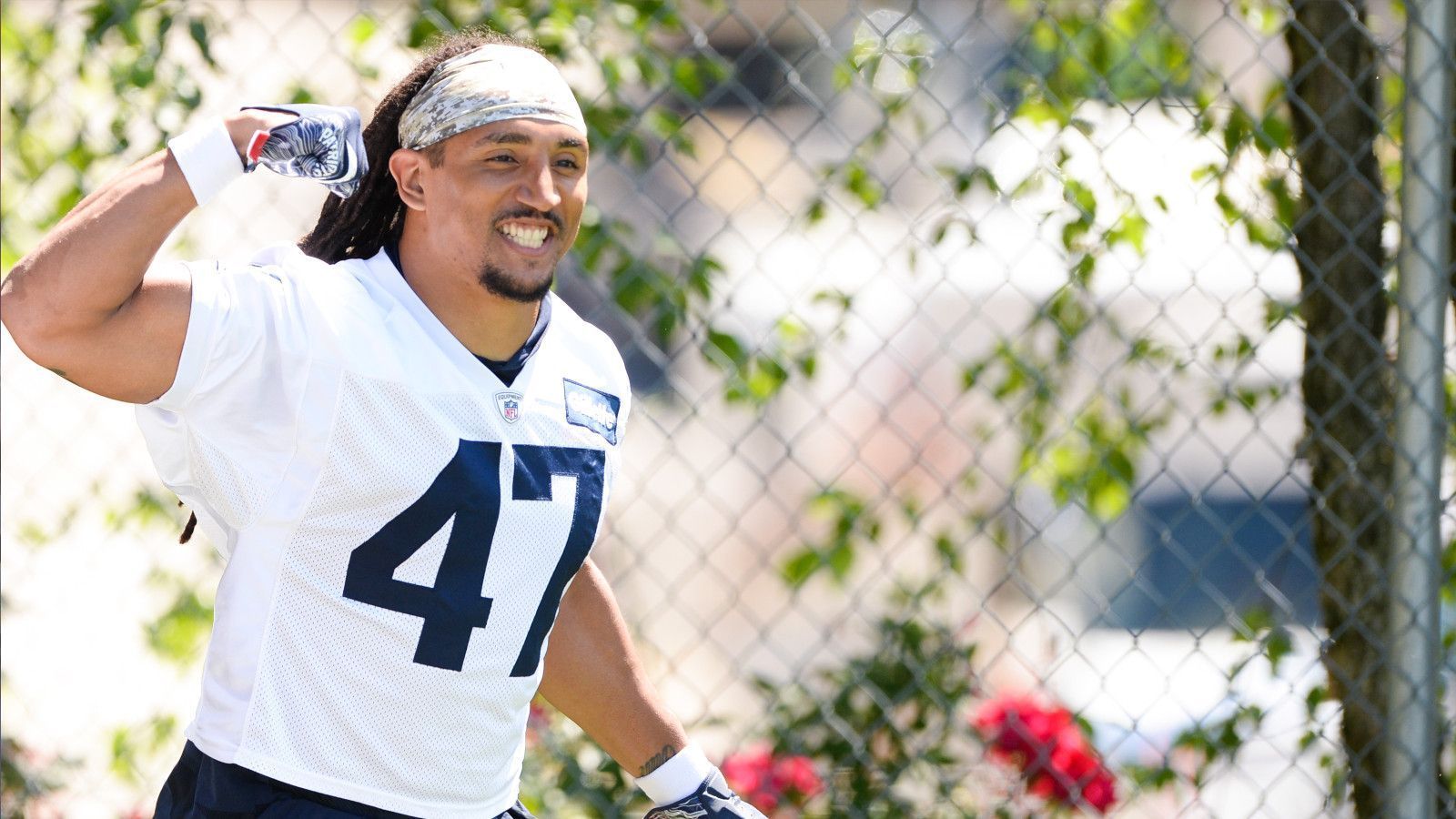 
                <strong>Gewinner: Jakob Johnson</strong><br>
                Johnson ist zur Zeit das deutsche Aushängeschild in der NFL und wird wohl auch in der neuen Saison eine gute Rolle spielen. Der Fullback der New England Patriots trainierte in der Offseason sogar auf der Tight-End-Position. In der Preseason catchte der gebürtige Stuttgarter wieder zwei Bälle. Johnson könnte also auch in der neuen NFL-Saison öfter das Ziel der Quarterbacks werden. In der vergangenen Spielzeit fing er acht von neun Bällen und erzielte sogar einen Touchdown. Seine Vielseitigkeit beschert ihm beste Chancen auf viel Einsatzzeit.
              