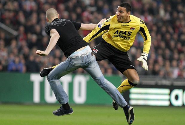 
                <strong>21.12.2011: Esteban Alvarado (AZ Alkmaar)</strong><br>
                Ein besonders spektakulärer Vorfall ereignet sich in den Niederlanden. Ein Ajax-Fan stürmt den Platz und attackiert Alkmaars Keeper Esteban Alvarado. Der Costa Ricaner wehrt sich per Kungfu-Tritt und tritt auf den Mann ein. Alvarado sieht die Rote Karte, das Spiel wird abgebrochen.
              