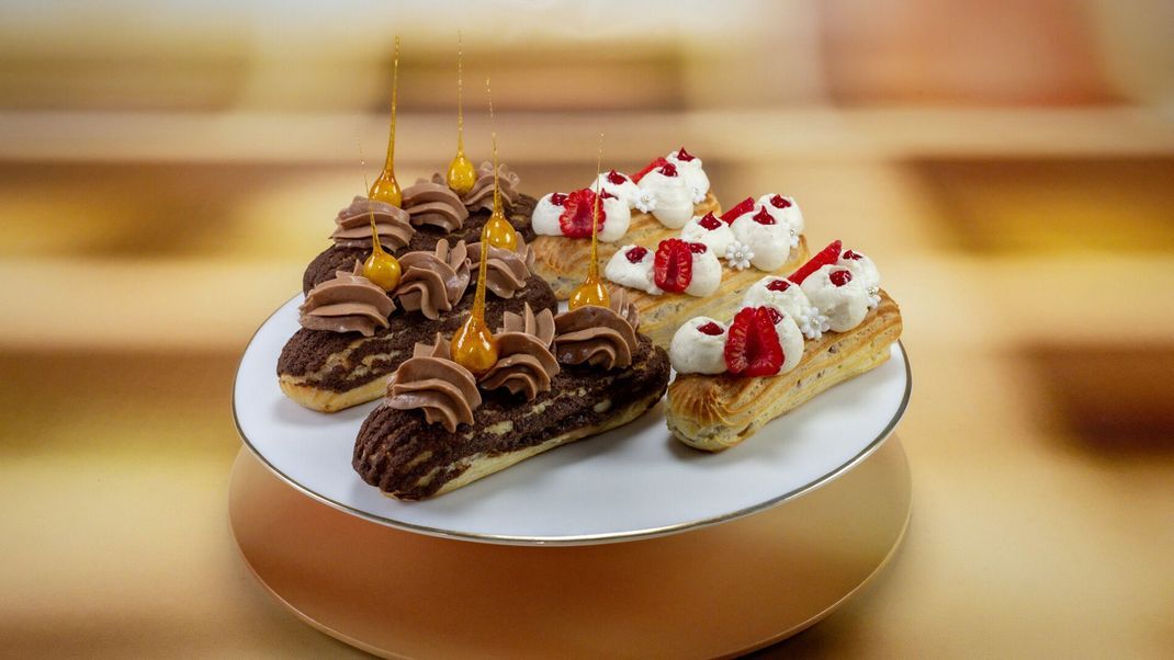 Eclairs mit Kardamom-Quark-Creme und Himbeer-Füllung & Eclairs mit Craquelin, Nougat-Sahnelikör-Creme, Schoko-Buttercreme und karamellisierten Haselnüssen.