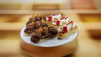 Eclairs mit Kardamom-Quark-Creme und Himbeer-Füllung