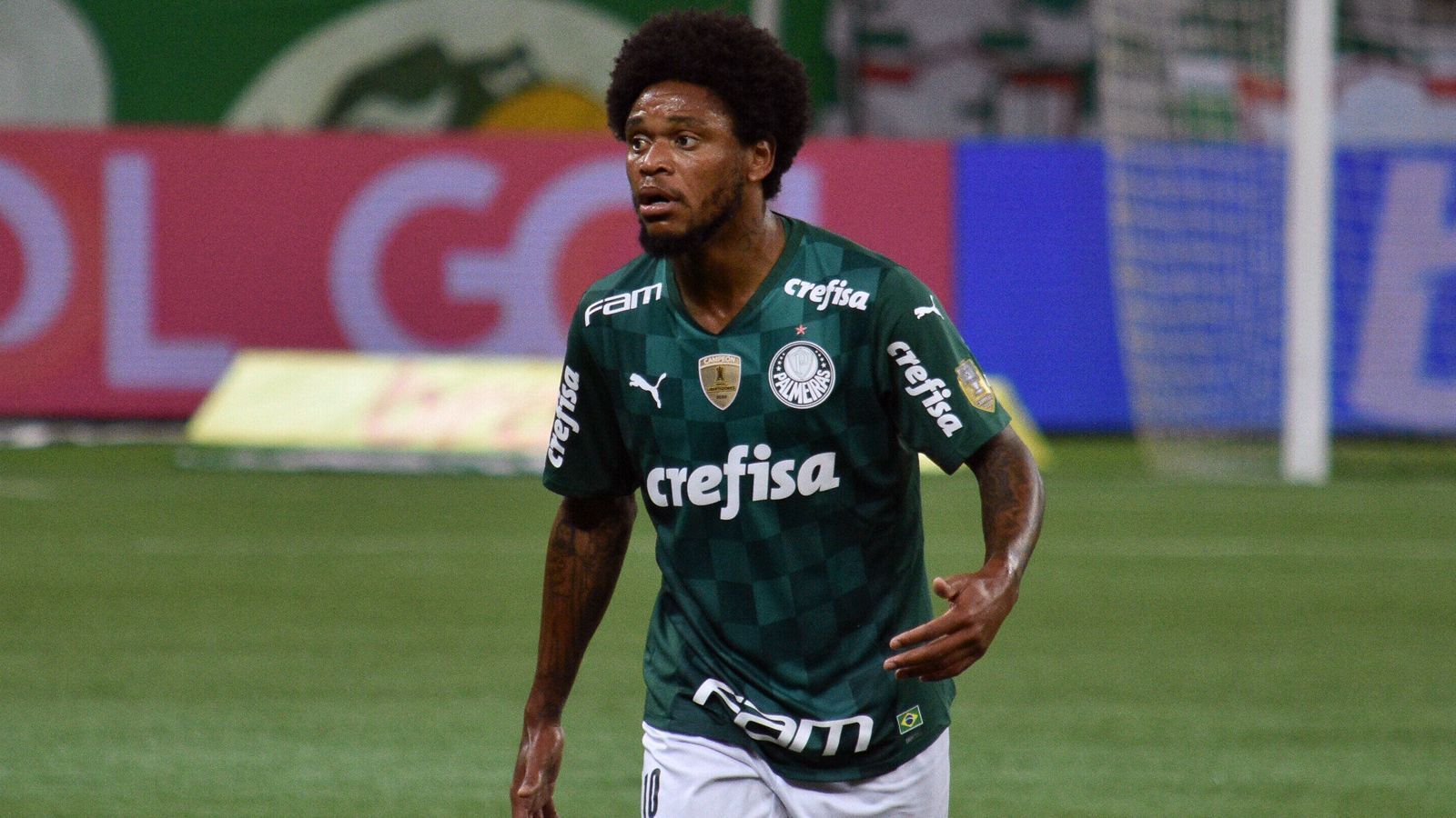 
                <strong>Luiz Adriano (Palmeiras)</strong><br>
                Ebenfalls eine sportliche Vergangenheit in Italien kann Stürmer Luiz Adriano vorweisen. Der 34-Jährige kickte einst für den AC Mailand, ist aber vor allem aus seiner Ära bei Schachtjor Donetsk in Europa ein Begriff. Seit 2019 spielt Luiz Adriano wieder in seiner brasilianischen Heimat und zwar für Palmeiras in Sao Paulo. Mit dem Klub gewann er 2020 die Copa Libertadores und kam bei insgesamt 90 Einsätzen für Palmeiras auf bislang 30 Pflichtspiel-Treffer.
              