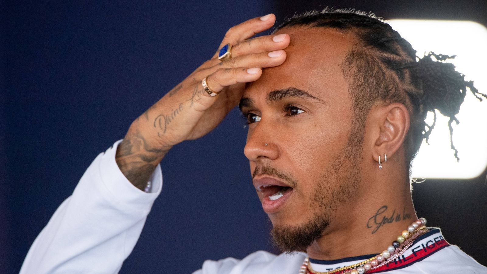 
                <strong>Lewis Hamilton (Mercedes)</strong><br>
                Lewis Carl Davidson Hamilton
              