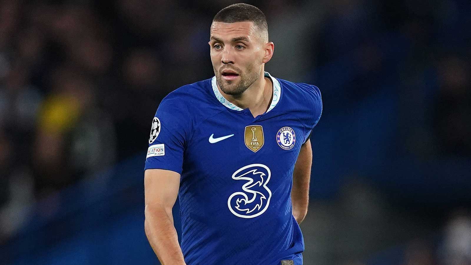 
                <strong>Mateo Kovacic (Manchester City)</strong><br>
                Nur einen Tag nach der offiziellen bekanntgabe des Gündogan-Wechsels schlug Manchester City seinerzeit auf dem Transfermarkt zu und schnappte sich einen Ersatz für den abgewanderten deutschen Nationalspieler. Mateo Kovacic kommt vom Ligarivalen FC Chelsea zu den "Cityzens". Der zentrale Mittelfeldspieler, der immer auch wieder mit dem FC Bayern München in Verbindung gebracht wurde, wechselt für kolportierte 30 Millionen Euro und erhält einen Vertrag bis 2027. "Das ist ein großartiger Schritt für mich, und ich kann es kaum erwarten, bei City anzufangen. Jeder, der diese Mannschaft unter Pep gesehen hat, weiß, wie gut sie ist – für mich ist sie die beste der Welt. (…) Zu dieser Mannschaft zu gehören, ist ein Traum für jeden Fußballer", sagte Kovacic. 
              