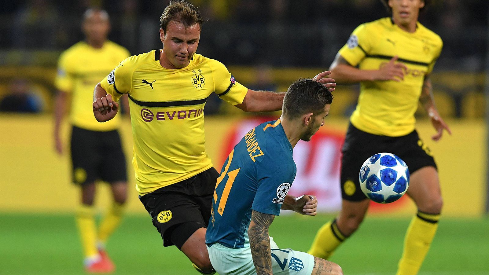 
                <strong>Sturm: Mario Götze</strong><br>
                Überraschend in der Startelf müht sich das Eigengewächs redlich und lässt sich immer wieder fallen. Im zunehmenden Angriffswirbel des BVB geht Götze etwas unter. ran-Note: 3
              