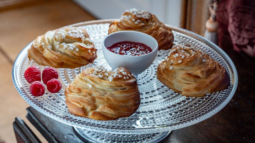 Knuspriger Blätterteig mit Honigbutter und Himbeer-Konfitüre