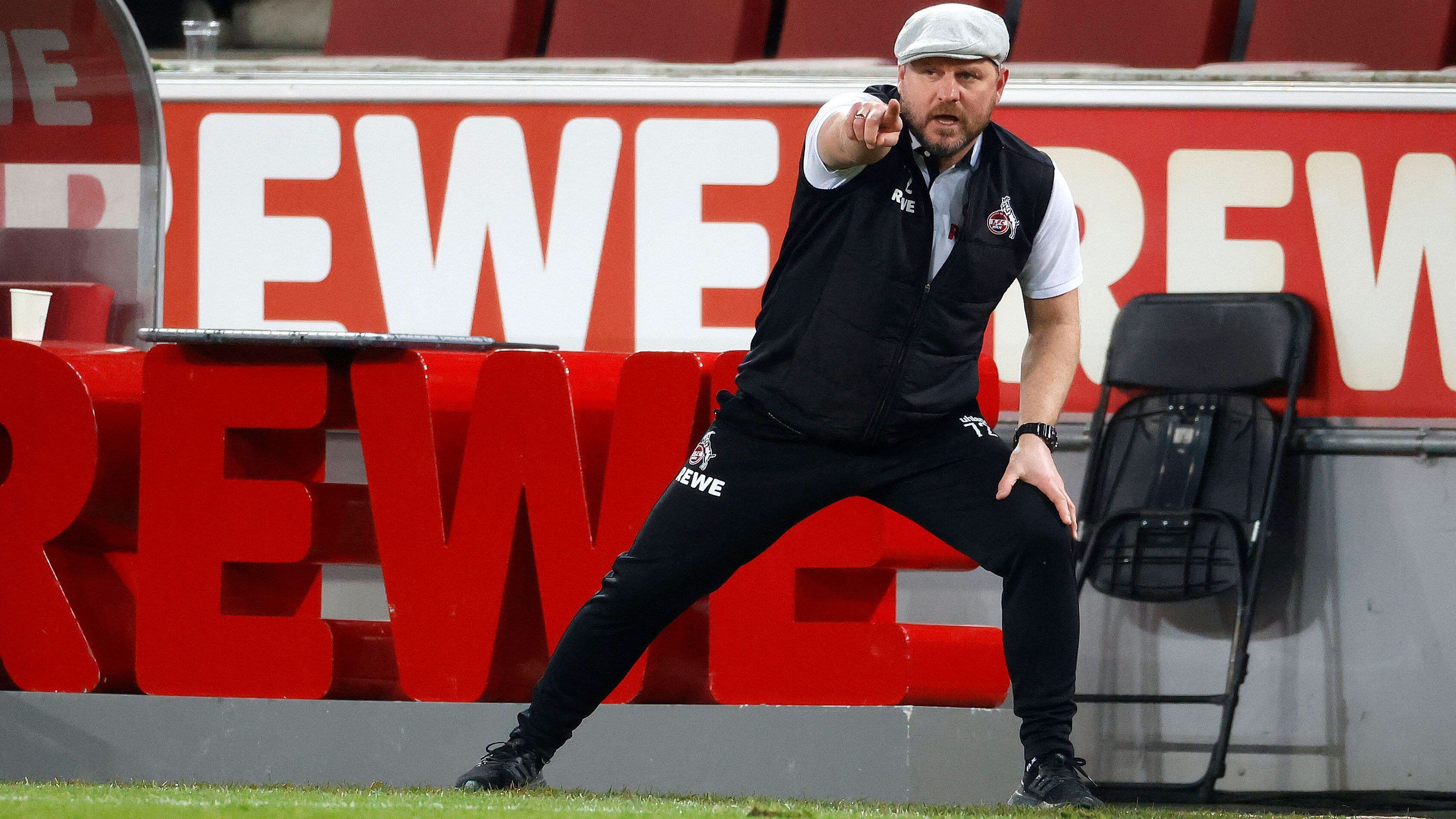 
                <strong>1. FC Köln</strong><br>
                In der Domstadt herrscht ausgelassene Stimmung. Unter Coach Steffen Baumgart schickt sich der "Effzeh" an, sich der Abstiegssorgen frühzeitig zu entledigen. Ein großer Umbruch ist daher nicht zu erwarten. "Ich würde nie sagen, dass keiner kommt oder keiner geht. So eine Wechselperiode ist ja genau dafür da, das auszuloten. Es gibt immer interessante Spieler, aber wir beschäftigen uns jetzt nicht mit einzelnen Positionen", so der Trainer im "Express".&#x2022; Aktuelle Gerüchte: Faride Alidou (Hamburger SV) -<br>&#x2022; Mögliche Abgänge: Sava-Arangel Cestic, Tomas Ostrak, Kingsley Ehizibue -<br>&#x2022; Bereits fixe Transfers: Robert Voloder (zu NK Maribor)<br>
              