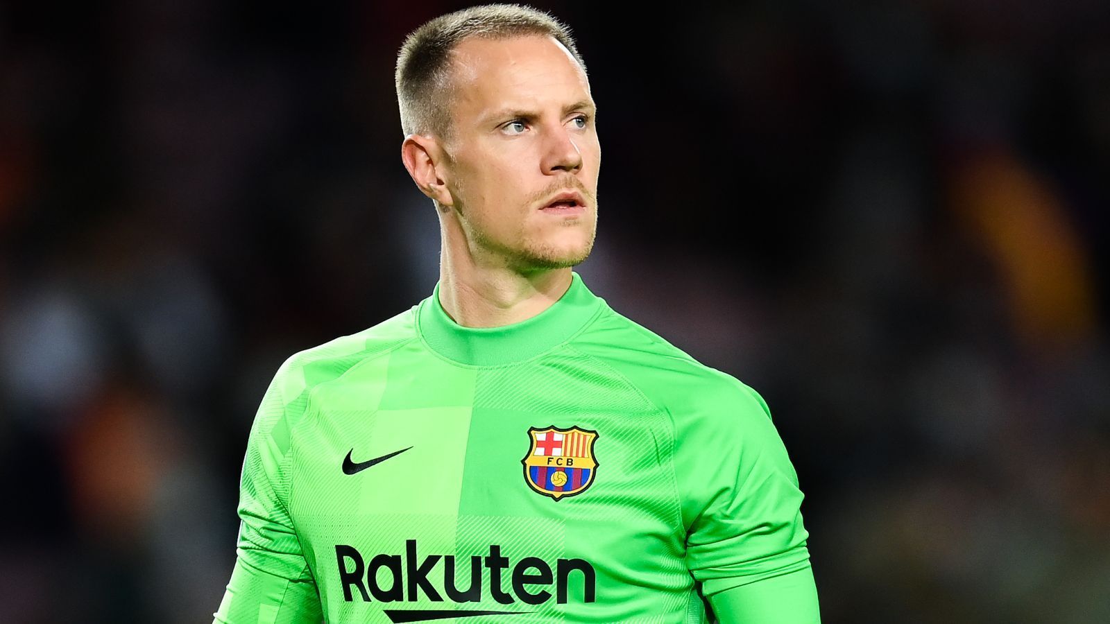 
                <strong>Marc-Andre ter Stegen (FC Barcelona)</strong><br>
                Anders läuft es bei Marc-Andre ter Stegen. Der Mönchengladbacher in Diensten des FC Barcelona leidet, genau wie der gesamte FCB, unter Formschwäche. Rettete der 29-Jährige seinen Klub in 2020/21 noch regelmäßig den Allerwertesten, so patzte ter Stegen des öfteren in der vergangenen Hinrunde. In 22 Pflichtspielen kassierte er 28 Gegentreffer und blieb nur insgesamt sechs Mal ohne Gegentor. Zum Vergleich: In seiner gesamten Barca-Karriere liegt seine Zu-Null-Quote bei 40 Prozent.
              