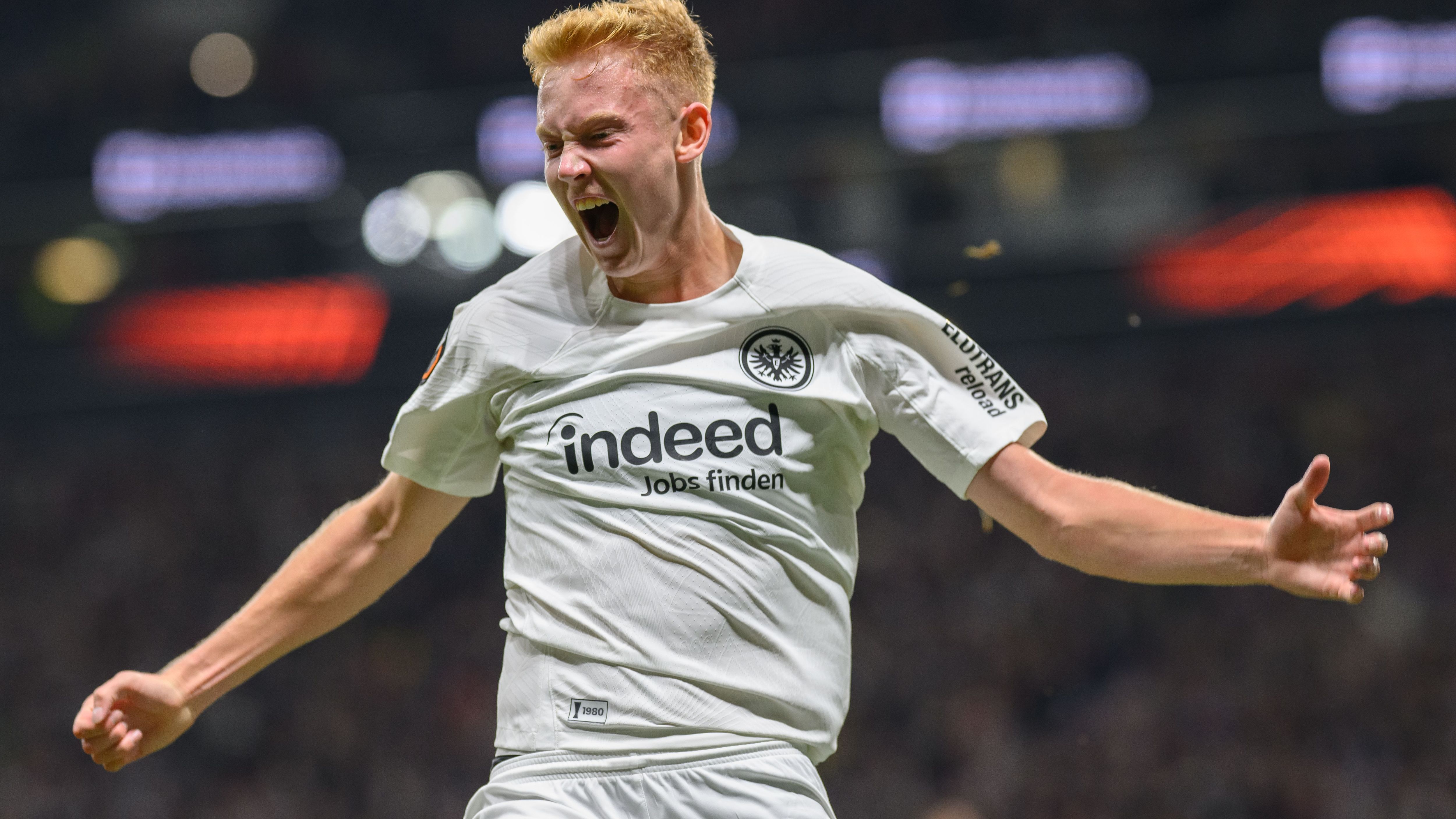 <strong>Hugo Larsson (Eintracht Frankfurt)</strong><br>Eine zukunftsorientierte wie kostspielige Lösung stellt Hugo Larsson von der SGE dar. Trotz einer Vertragsverlängerung im Oktober bis 2029 ist United "Sky" zufolge offenbar in den Poker um das schwedische Juwel eingestiegen. Die Eintracht ruft offenbar einen Preis von mindestens 50 Millionen Euro auf - zu viel für finanzgebeutelte Red Devils, die bereits im Sommer teuer investierten?