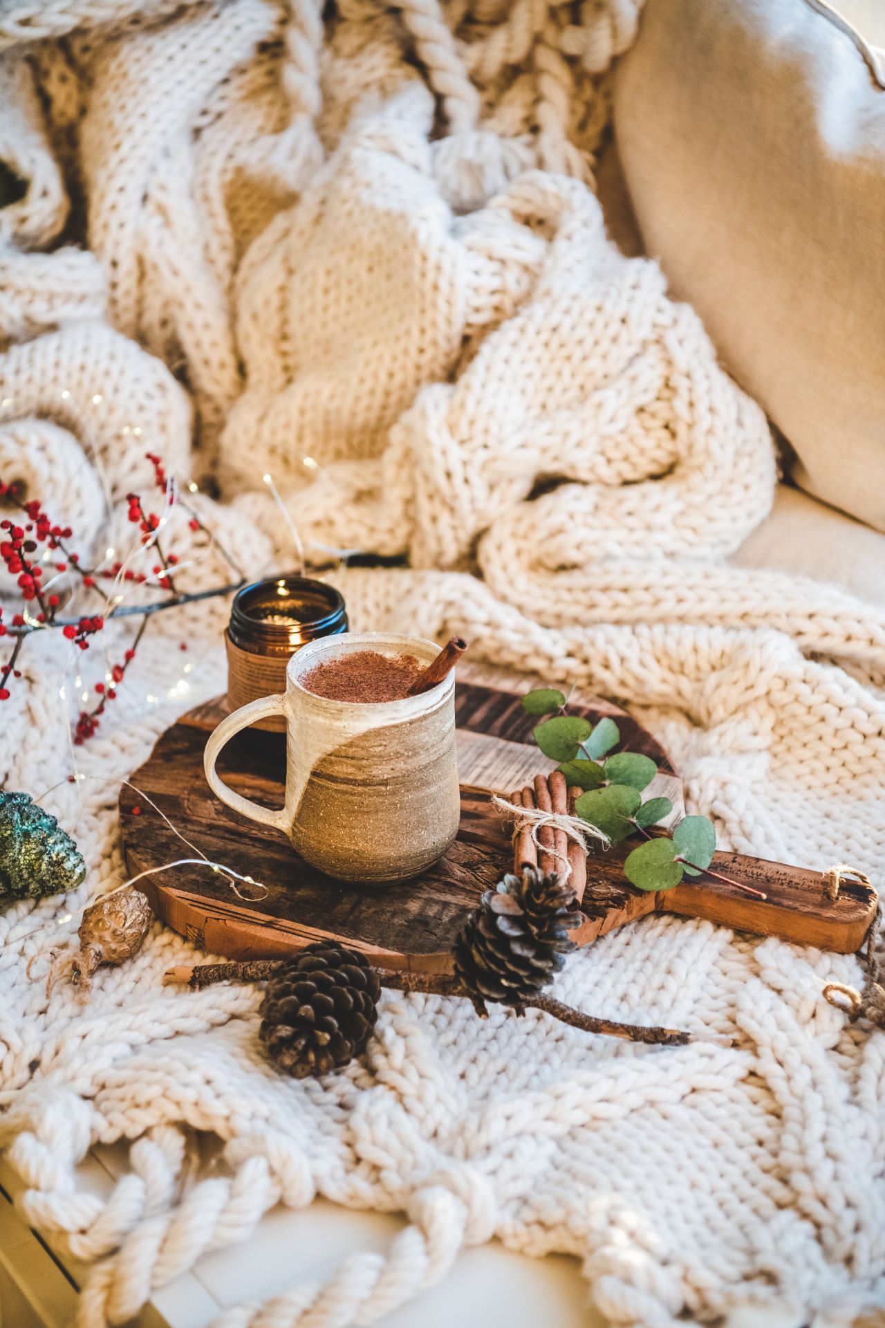 In der Türkei sowie in arabischen Ländern schmeckt Weihnachten blumig. Das Wintergetränk "Sahlep" (auch Sahleb, Sahlab oder Salep) enthält unter anderem Sahlep-Pulver, das aus wild wachsenden Orchideen-Wurzeln gewonnen wird. | Zutaten (für 4 Tassen): 4 Tassen Milch, 4-5 EL Zucker, 2 TL Sahlep-Pulver, 1/4 TL gemahlener Mastix (getrocknetes Harz des Mastix-Baumes oder -Strauches), 1 EL Orangenblüten-Wasser | Zubereitung: 3,5 Ta