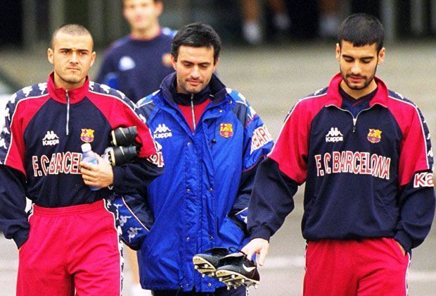 
                <strong>Mourinho und Guardiola - eine eigenartige Beziehung</strong><br>
                So friedlich fing alles an. Ende der Neunziger Jahre ist Mourinho (M.) Assistenztrainer beim FC Barcelona, als Guardiola (re.) dort den Mittelfeld-Chef gibt. Als Barca 1997 den Europapokal der Pokalsieger gewinnt, schließt Mourinho zuerst Guardiola in seine Arme. Der wiederum rät dem damaligen Cheftrainer Louis van Gaal, Mourinhos Position zu stärken. "Pep war voll des Lobes über Jose. Er riet mir, stets Joses Meinung einzuholen, vor allem wenn es darum ging, kommende Gegner zu analysieren", erinnert sich der Niederländer.
              