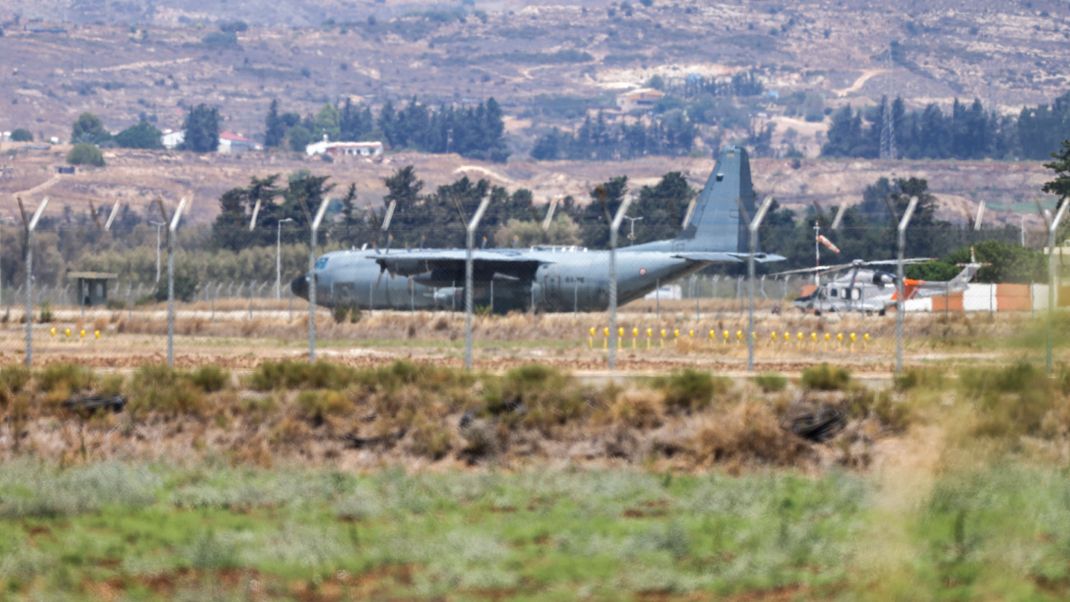 Eine Militärmaschine steht auf dem Rollfeld des Flughafens Paphos auf Zypern. 