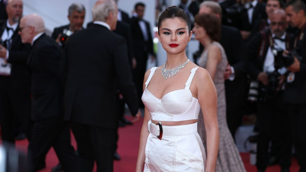 Selena Gomez weiß, welche Farbe dieses Jahr im Trend liegt.