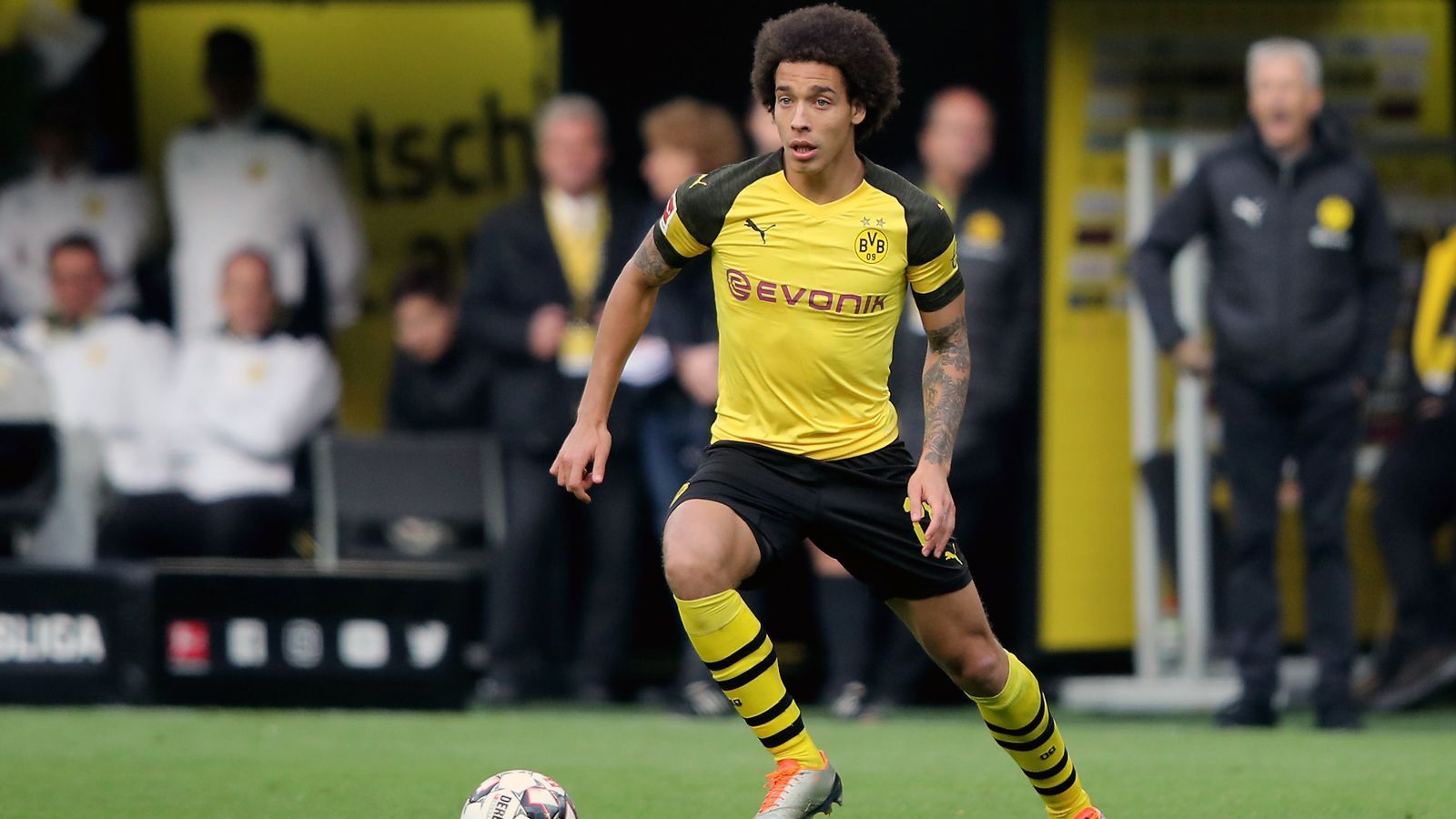 
                <strong>Axel Witsel (Borussia Dortmund)</strong><br>
                Ballsicher und clever bei eigenem Ballbesitz, gutes Positionsspiel gegen den Ball. Witsel macht vieles richtig, ordnet das Spiel und arbeitet an der Seite von Weigl für zwei. 94 % angekommenen Pässe, im ganzen Spiel nur drei Fehlpässe sind sehr starke Werte für einen Mittelfeldspieler in seinem ersten deutschen Clasico. ran-Note: 2
              