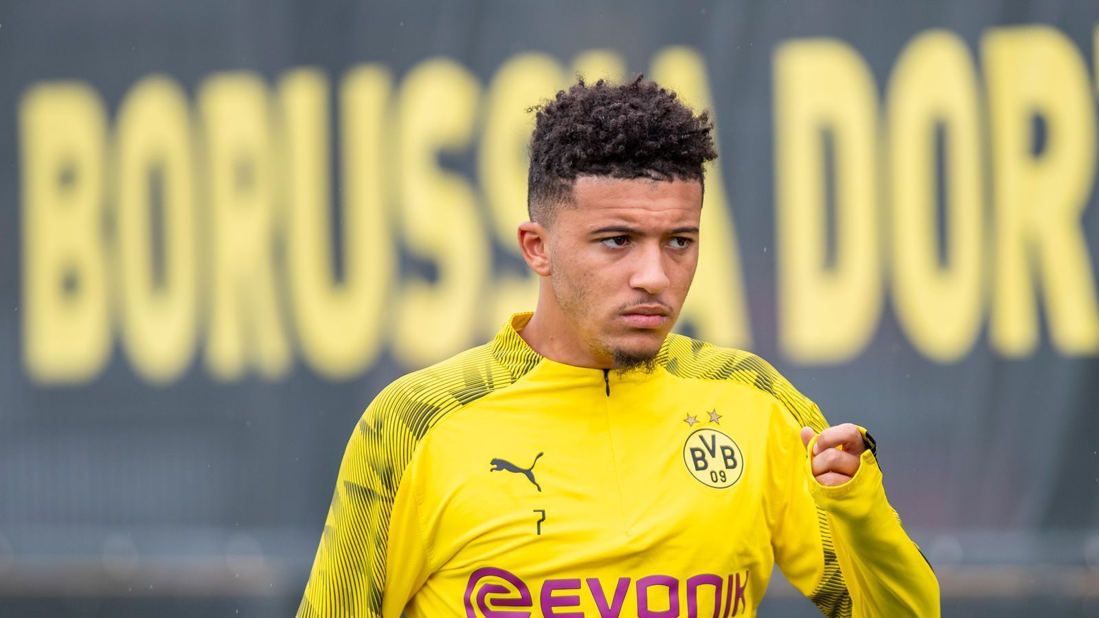 <strong>Platz 5 (geteilt): Jadon Sancho (Borussia Dortmund) </strong><br>
                • Strafe: 100.000 Euro<br>Für seine verspätete Rückmeldung in Dortmund zahlte England-Nationalspieler Jadon Sancho 2019 im wahrsten Sinne des Wortes Lehrgeld. Nachdem er zu spät von einem Länderspiel mit den "Three Lions" zurückgekehrt war, erwartete den Tempodribbler eine Geldstrafe von 100.000 Euro und eine Suspendierung für das Bundesligaspiel gegen Gladbach.