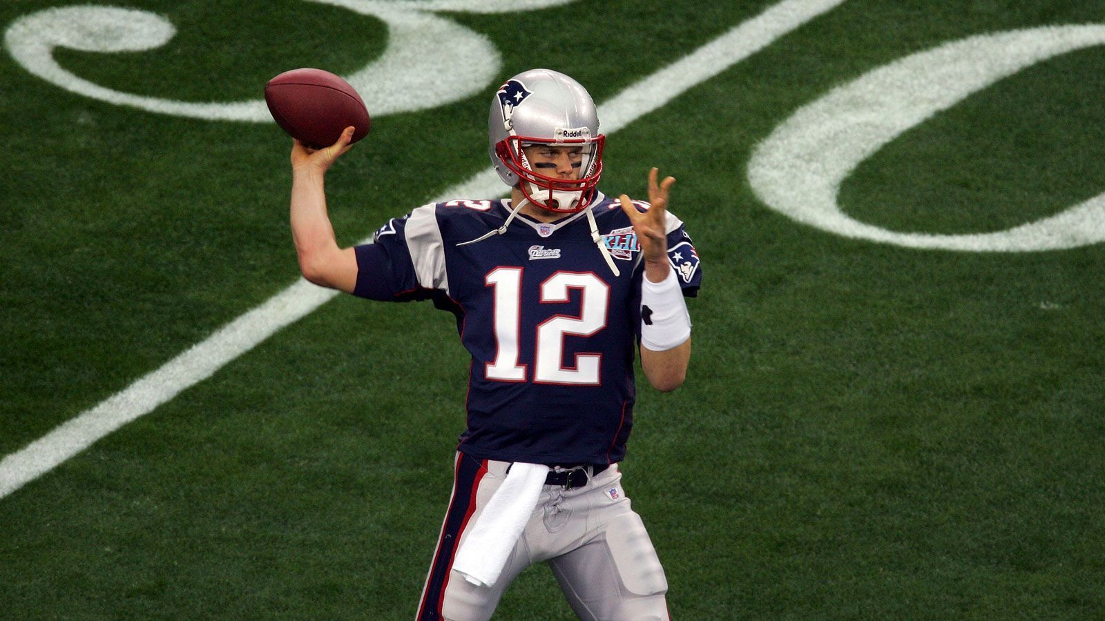 
                <strong>5. Rekord: Meiste Passing Yards</strong><br>
                1. Tom Brady: 2838 Yards2. Kurt Warner: 1156 Yards3. Joe Montana: 1142 Yards
              
