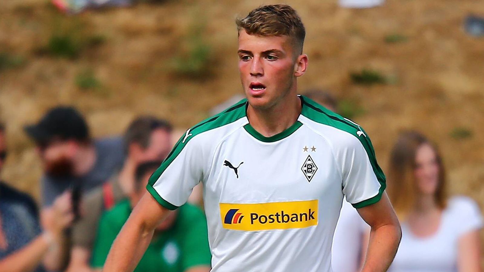 
                <strong>Louis Jordan Beyer (Gladbach) </strong><br>
                Auch der 18-jährige Louis Jordan Bayer hat eine starke Saisonvorbereitung gespielt und hofft auf seinen großen Durchbruch. Der flexibel einsetzbare Verteidiger, der seit dem Jahre 2015 für den Nachwuchs der "Fohlen" spielt, hat vor allem beim 3:0-Sieg der Borussia beim FC Southampton überzeugt – und zwar als Rechtsverteidiger. Der Position also, auf der Neuzugang Michael Lang aufgrund einer Knieverletzung ausfallen wird. "Man hat natürlich im Hinterkopf: Das könnte jetzt meine Chance sein", sagte Beyer im Vereins TV.  
              