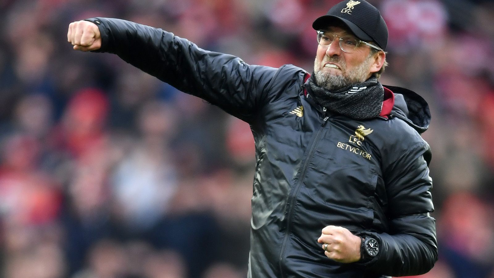 
                <strong>Mittwoch, 24. Juni 2020</strong><br>
                Eine erste Entscheidung könnte der Mittwoch bringen: Gewinnt Liverpool gegen Crystal Palace, ist Jürgen Klopp endlich am Ziel - der erste Premier-League-Titel für die "Reds" überhaupt wäre sicher; vorausgesetzt City hat am Montag gegen Burnley nicht gewonnen. Erzrivale Manchester United liefert sich dagegen ein Duell um Europa mit Überraschungsteam Sheffield United. In Spanien trifft Real Madrid auf Mallorca, in Italien muss Lazio Rom bei Champions-League-Viertelfinalist Atalanta Bergamo im Titelkampf nachziehen. Enge Kiste.
              