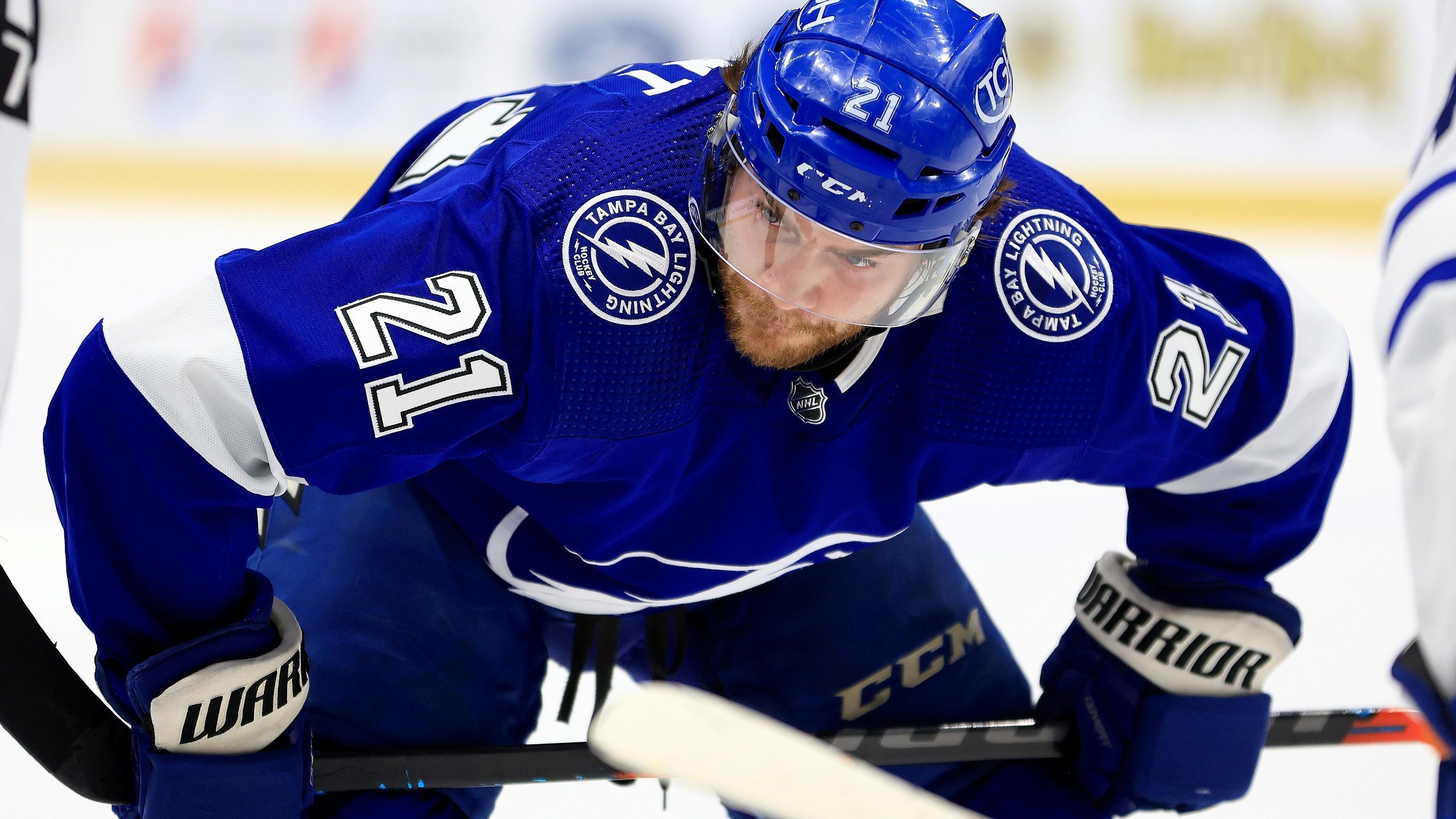 
                <strong>4. Tampa Bay Lightning (Titelverteidiger / 51 Siege / 110 Punkte)</strong><br>
                Ob neben Stamkos noch Brayden Point (Foto), Nikita Kutscherow oder Zwei-Wege-Stürmer Anthony Cirelli, die Offensive vereint Klasse und Playoff-Routine. Dazu ist immer damit zu rechnen, dass Top-Goalie Andrei Wasilewski in eine außerirdische Form kommt. Strategisch gut durchdacht waren auch die Zugänge zur Trading Deadline mit den physisch starken Brendan Hagel (aus Chicago) und Nick Paul (aus Ottawa), die Kompetenzen mitbringen, die in der Endrunde gefragt sind. Das Duell mit den Toronto Maple Leafs wird eventuell der Kracher der ersten K.o.-Runde.
              