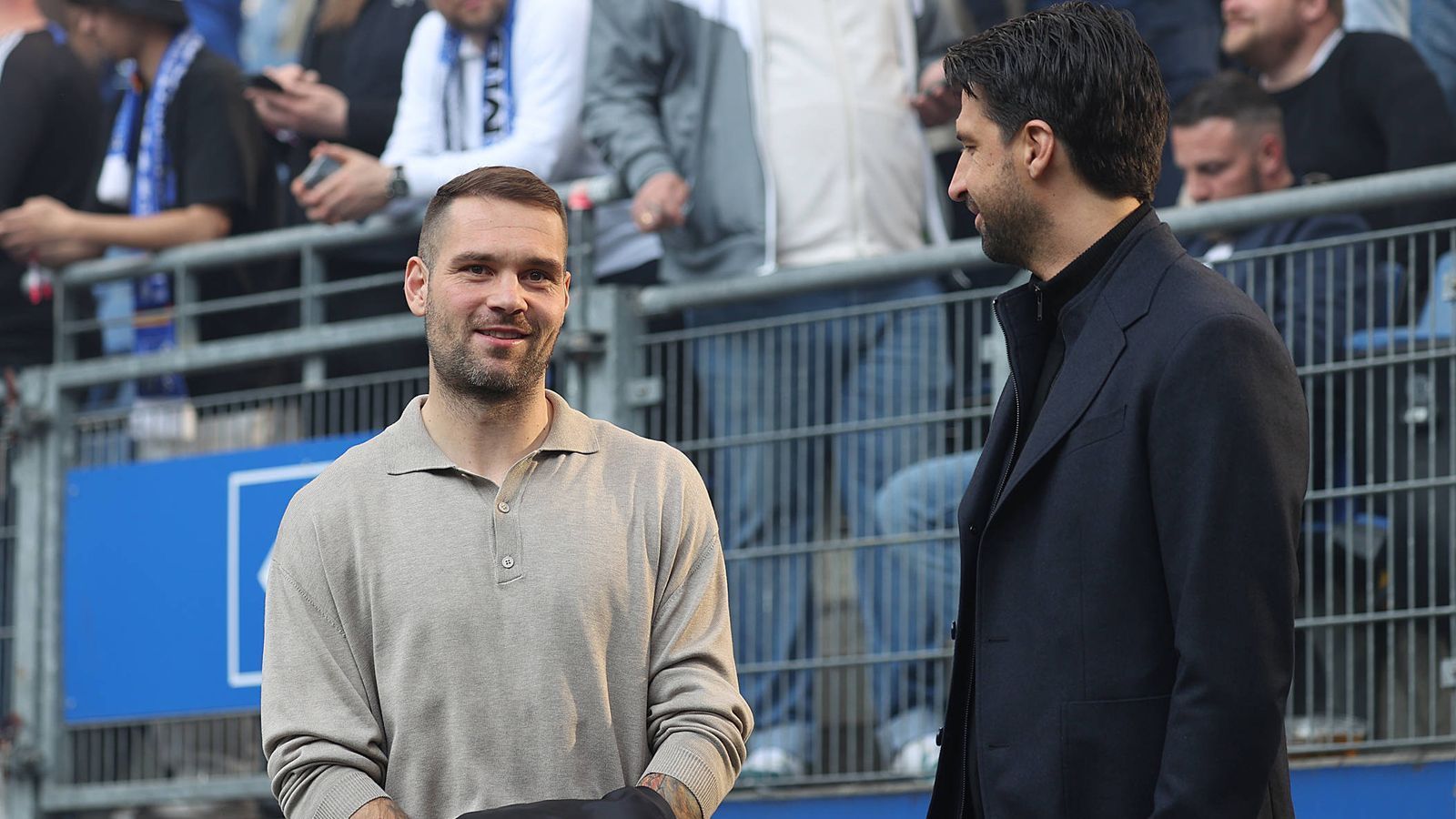 
                <strong>HSV-Ikone Lasogga im Stadion</strong><br>
                Mit Pierre-Michel Lasogga (li.) war ein früherer HSV-Stürmerstar ebenfalls im Volksparkstadion. Der derzeit vereinslose Lasogga fungierten für Pay-TV-Sender "Sky" als Co-Kommentator bei der Partie. 
              