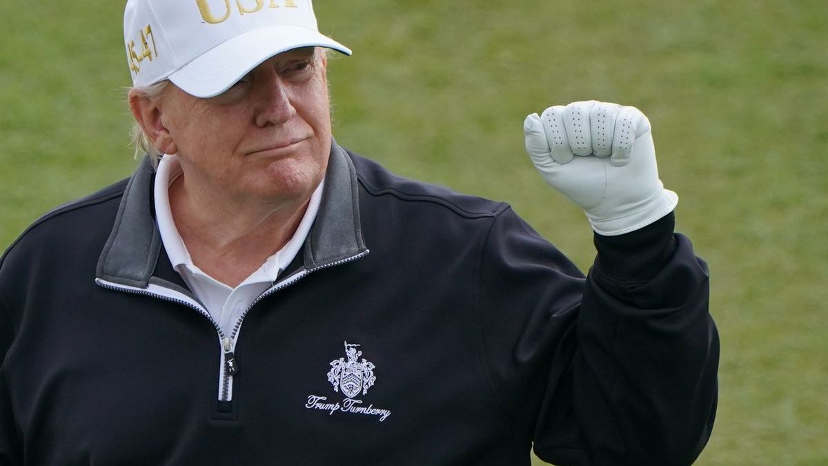 Trump führt seinen Kampf gegen kritische Berichterstattung fort und stellt sogar Sendelizenzen infrage.