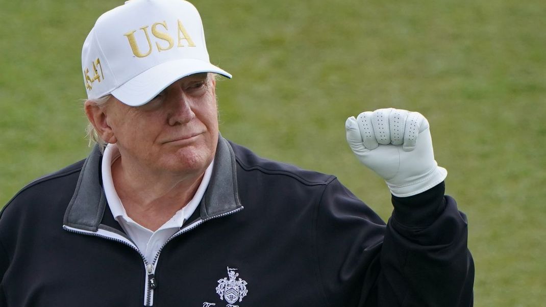 Trump führt seinen Kampf gegen kritische Berichterstattung fort und stellt sogar Sendelizenzen infrage.