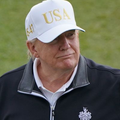 Trump führt seinen Kampf gegen kritische Berichterstattung fort und stellt sogar Sendelizenzen infrage.