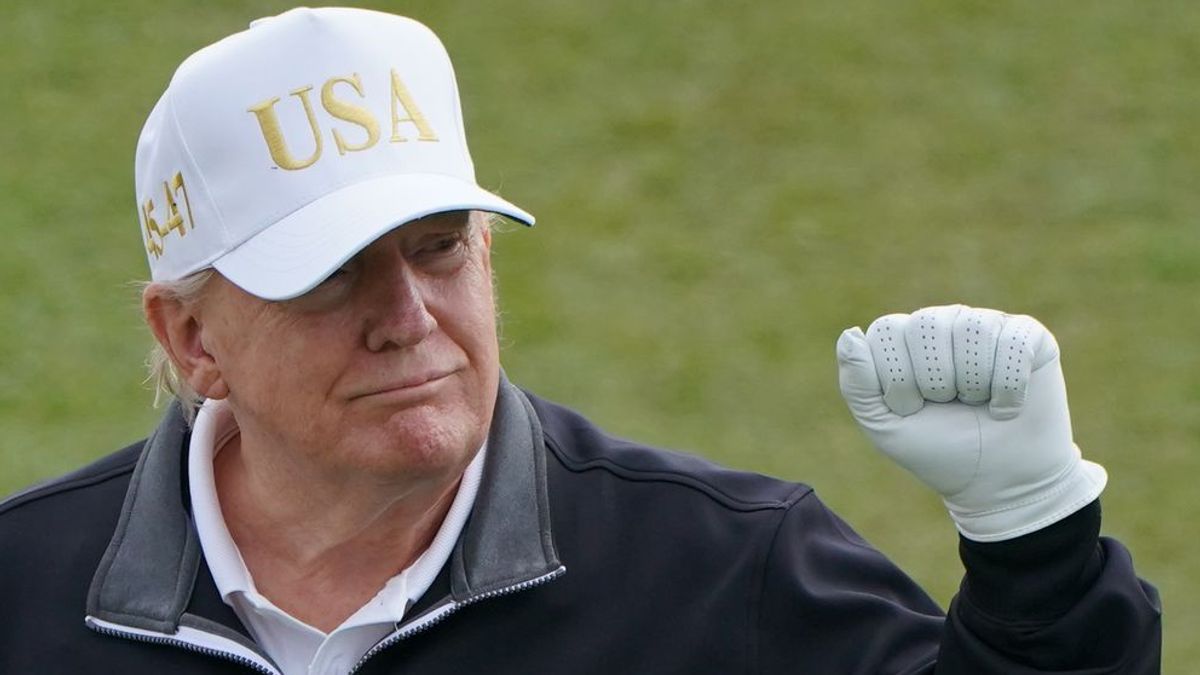 Trump führt seinen Kampf gegen kritische Berichterstattung fort und stellt sogar Sendelizenzen infrage.