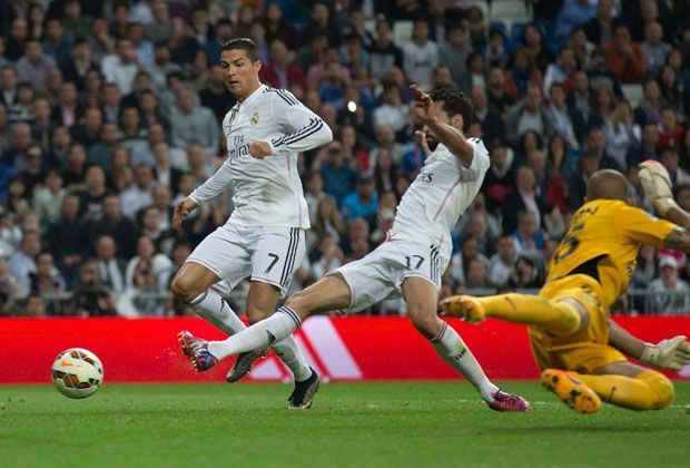 
                <strong>Ronaldo schmollt nach Tor-Klau</strong><br>
                Nach einer Flanke von Javier Hernandez wartet der Portugiese einschussbereit auf den Ball. Doch Alvaro Arbeloa kommt angerutscht und dem portugiesischen Nationalspieler zuvor.
              