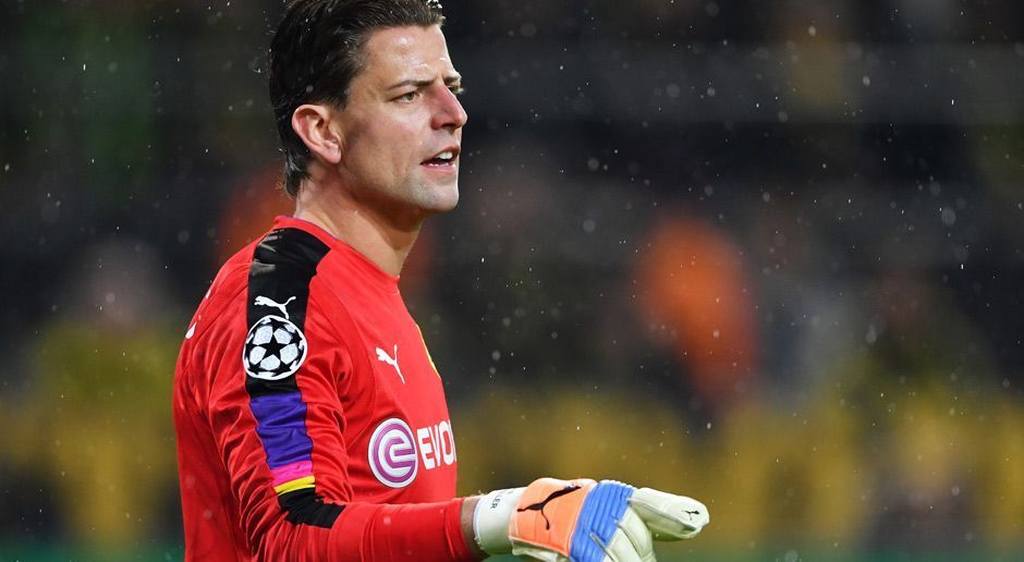 
                <strong>Roman Weidenfeller</strong><br>
                Roman Weidenfeller: Der BVB-Keeper konnte einem fast leidtun. Da durfte der 36-Jährige endlich mal wieder von Beginn ran, musst fast gar nicht eingreifen – und dennoch in Halbzeit eins zwei Mal den Ball aus dem Netz holen. An beiden Gegentoren war er schuldlos. Auch bei den Gegentoren drei und vier war Weidenfeller ohne Chance, konnte sich aber auch nicht auszeichnen. ran-Note: 4.
              