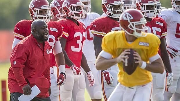 
                <strong>Eric Bieniemy (Offensive Coordinator Kansas City Chiefs)</strong><br>
                Nagys Job bei den Chiefs übernimmt Eric Bieniemy. Der war seit 2012 Coach der Running Backs und förderte dabei unter anderem Jamaal Charles und Kareem Hunt. Am College war Bieniemy in Colorado zwei Jahre Offensive Coordinator, in der NFL fehlt ihm noch Erfahrung auf diesem Posten. Das Vertrauen von Head Coach Andy Reid ist ihm dennoch sicher: "Ich kenne Eric seit Langem, ob als Spieler oder als Coach. Er hat einen phänomenalen Job mit unseren Backs gemacht und war dabei bereits in jeden Aspekt unserer Offense eingebunden. Ich weiß, dass er einen guten Job machen wird."
              