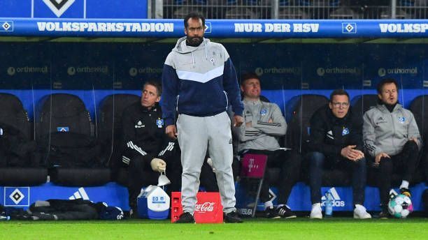 <strong>Saison 2020/21 - 31. Spieltag</strong><br>Neue Saison, neuer Trainer: Auf Dieter Hecking folgte Daniel Thioune. Der musste jedoch noch vor Saisonende seine Koffer packen. Am 31. Spieltag zog die sportliche Führung nach fünf sieglosen Spielen die Reißleine. Gegen Karlsruhe kam man nicht über ein enttäuschendes 1:1 hinaus. Erneut stand der Klub kurz vor Saisonende auf dem vierten Platz. Vereinslegende Horst Hrubesch übernahm interimsweise und sollte die Relegation klar machen.