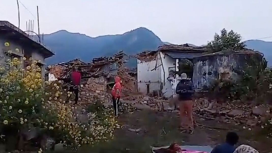 Ein Erdbeben der Stärke 6,4 erschütterte den Nordwesten Nepals. Dabei kamen mehr als hundert Menschen ums Leben, Dutzende weitere wurden verletzt.