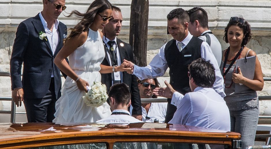 
                <strong>Bastian Schweinsteiger heiratet Ana Ivanovic</strong><br>
                Nach der Hochzeit besteigen beide dann ein Schiff, um auf die anschließende Feier zu fahren.
              