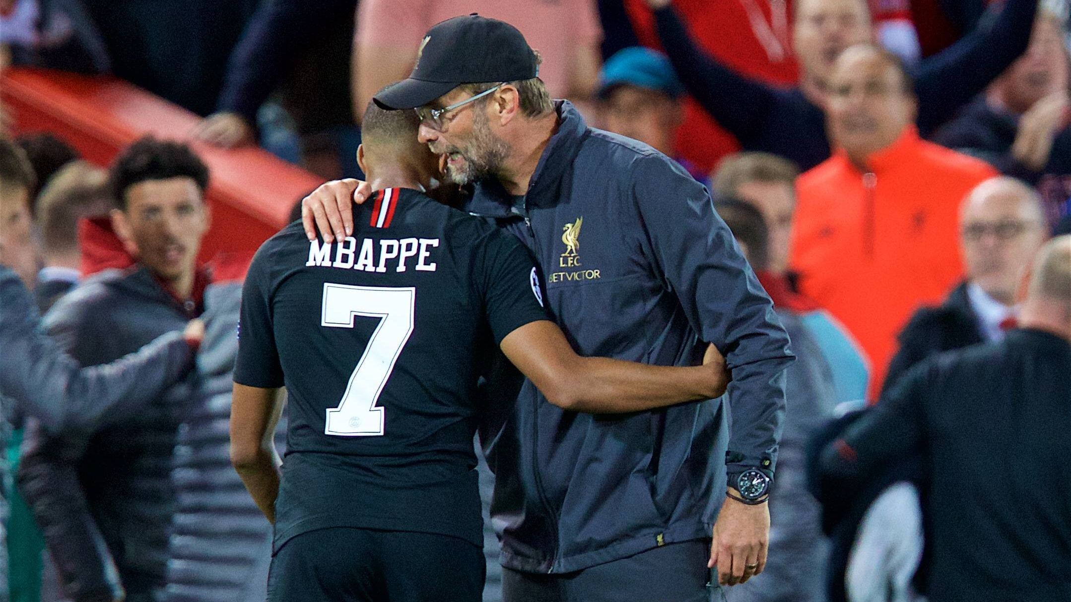 <strong>Kylian Mbappe (FC Liverpool)<br></strong>Mit dem FC Liverpool unter dem damaligen Trainer Jürgen Klopp soll sich Mbappe schon einig gewesen sein. Die "Reds" seien bereit gewesen, 200 Millionen Euro für den Franzosen zu zahlen, heißt es. Doch die damaligen PSG-Bosse&nbsp;wollten angeblich das Doppelte haben. Liverpool winkte ab, zwei Jahre später wechselte Mbappe gratis zu Real Madrid.