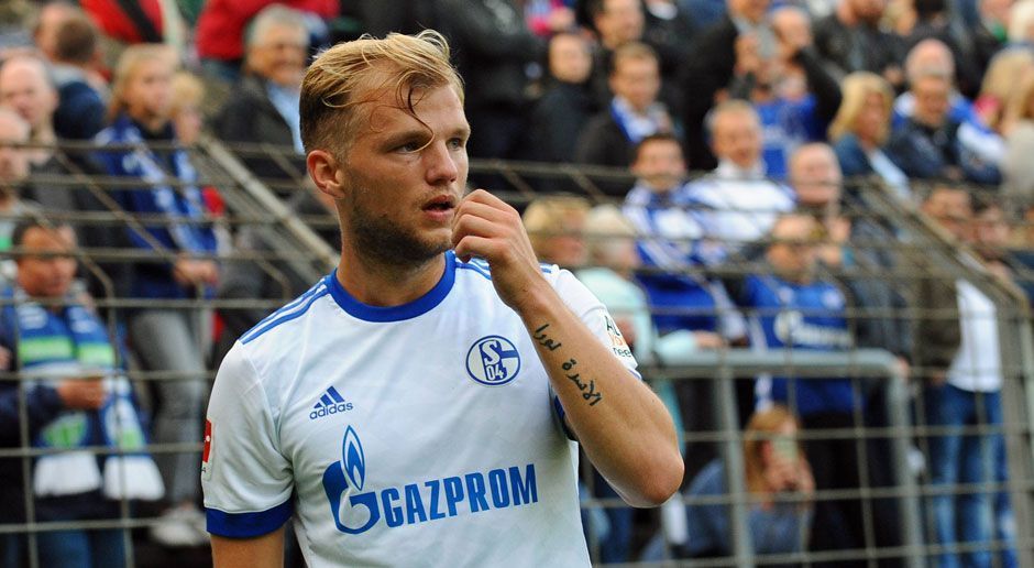 
                <strong>Johannes Geis</strong><br>
                Johannes Geis verlässt den FC Schalke 04 und schließt sich dem FC Sevilla an. Der 24-Jährige wechselt für ein Jahr auf Leihbasis zu dem spanischen Erstligisten, die Leihgebühr soll laut "kicker" eine Million Euro betragen. Die Spanier haben sich zudem für den kommenden Sommer wohl eine Kaufoption gesichert. Sollte Sevilla Geis fest verpflichten, würden dann angeblich nochmal neun Millionen Euro fällig. Geis hat in der vergangenen Saison 18 Partien für die "Königsblauen" absolviert, in den ersten zwei Liga-Partien der laufenden Spielzeit kam er jedoch noch überhaupt nicht zum Einsatz. Geis' Vertrag bei Schalke läuft noch bis Juni 2019. 
              