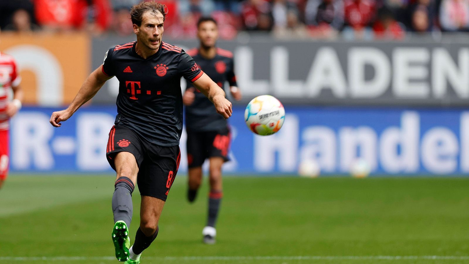 
                <strong>Leon Goretzka</strong><br>
                Goretzka verpasste wegen einer Knie-Operation den Saisonstart. Beim DFB-Pokalspiel gegen Viktoria Köln gelang ihm ein Tor. Sein Stammplatz neben Kimmich ist in Gefahr, weil Marcel Sabitzer sich in einer guten Form befindet. ran-Durchschnittsnote: 3,50
              