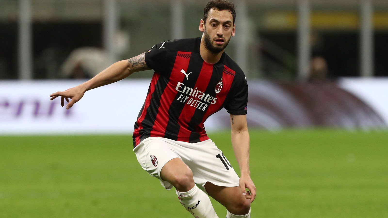 
                <strong>Hakan Calhangolu (AC Mailand)</strong><br>
                Bei Hakan Calhanoglu und dem AC Mailand stehen die Zeichen nach vier Jahren auf Trennung. Der gebürtige Mannheimer ist bei den "Rossoneri" zwar meistens gesetzt, aber es gelingt ihm zu selten, dem Spiel seinen Stempel aufzudrücken. Doch wo könnte es den ehemaligen Hamburger und Leverkusener hinziehen? Im Rahmen einer Pressekonferenz der türkischen Nationalmannschaft verriet er seinen Wunsch, eines Tages das Trikot von Galatasaray Istanbul überzustreifen. Zudem soll Paris St. Germain seinen Hut in den Ring geworfen haben.
              