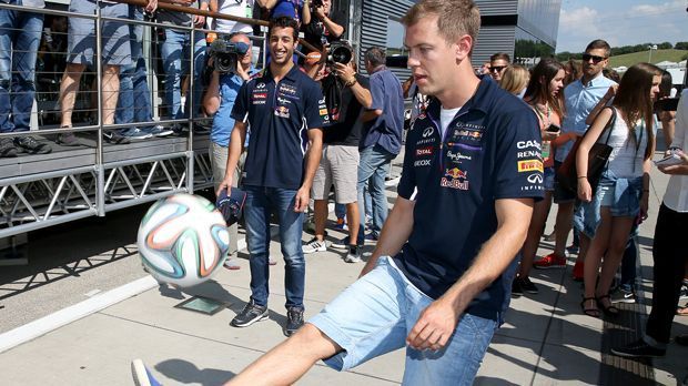 
                <strong>Sebastian Vettel (Eintracht Frankfurt)</strong><br>
                Auch andere Prominente leben ihre Liebe zum Verein offen aus. ran.de präsentiert eine Auflistung von Promis, die zu den bekanntesten Fans ihres Klubs zählen. So auch Sebastian Vettel. Der Rennfahrer ist gebürtiger Hesse (Heppenheim) und Fan von Eintracht Frankfurt. Dabei erhält er weibliche Unterstützung aus der Tennis-Welt ...
              