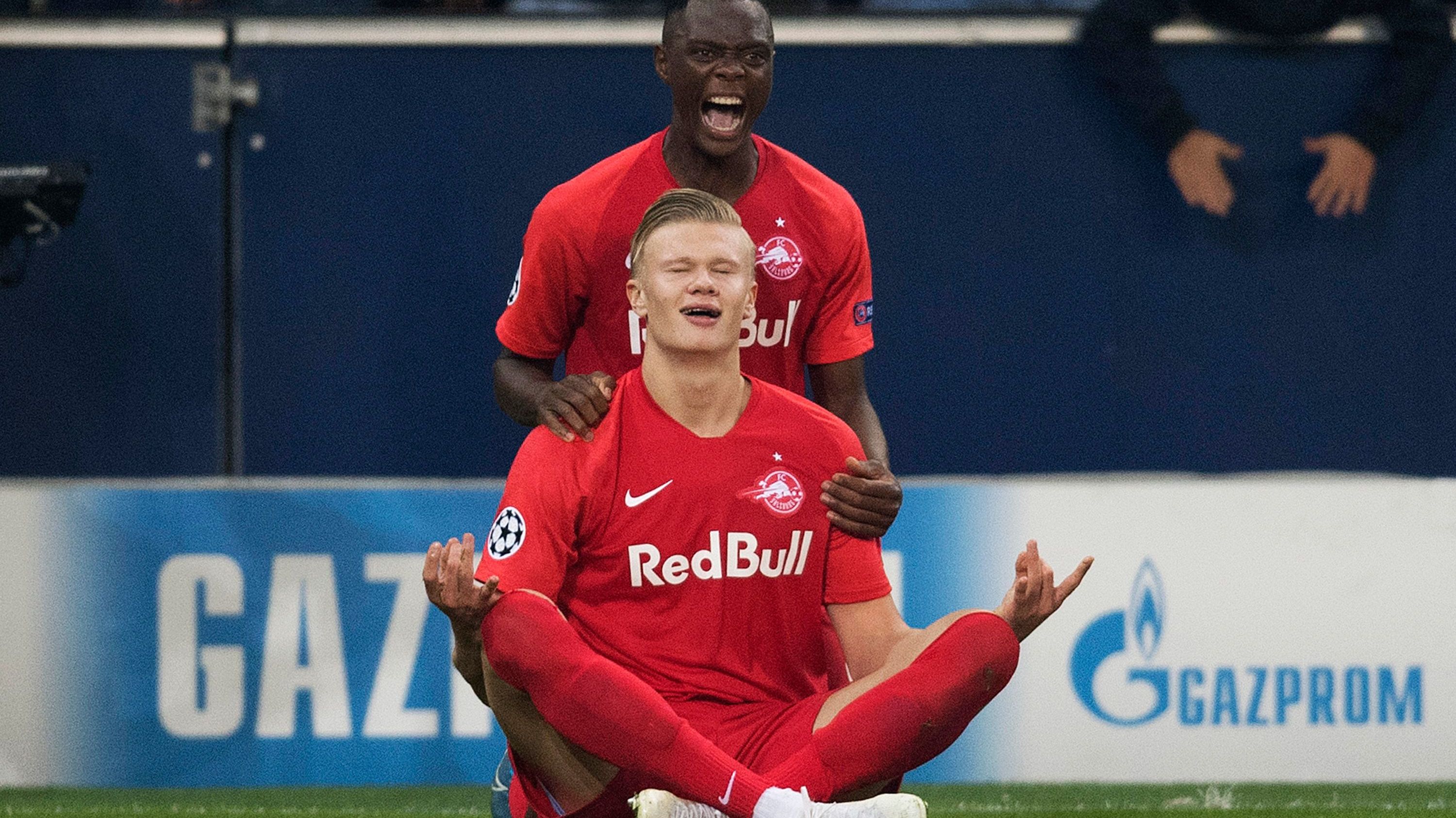 <strong>Red Bull Salzburg</strong><br>Nachdem der Verein jahrelang immer wieder an der Qualifikation zur UEFA Champions League gescheitert war, ist er seit 2019 Dauergast in der Königsklasse. Ein weiterer Anreiz für junge Spieler, nach Salzburg zu wechseln. Und auch die Karrierechancen stehen nicht schlecht. Dabei gilt der Klub zwar als Ausbildungsverein von RB Leipzig, zahlreiche Stars wie Karim Adeyemi (BVB), Erling Haaland (BVB) oder Xaver Schlager (VfL Wolfsburg - erst später RB Leipzig) fanden aber auch ihren Weg zu anderen Top-Teams - für entsprechende Millionen-Ablösen versteht sich.