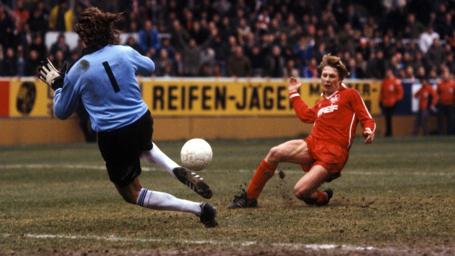 
                <strong>Platz 6 (geteilt): Johannes Riedl (MSV Duisburg/ Hertha BSC/ 1. FC Kaiserslautern/ Arminia Bielefeld) - 15 Spielzeiten</strong><br>
                &#x2022; <strong>Zeitraum:</strong> 1968/69 - 1982/83<br>&#x2022; <strong>Tore:</strong> 30 <br>
              