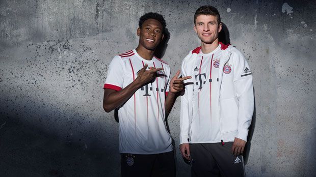 
                <strong>FC Bayern München</strong><br>
                Der FC Bayern hat sein Trikot für die kommende Champions-League-Saison vorgestellt. Das Design geht auf den 15-jährigen Fan Josheph Maraska aus Israel zurück. Es ist geprägt von den bekannten Rauten aus dem Vereinswappen, die als roter Farbverlauf eine moderne Variation der klassischen Bayern-Trikots darstellen.
              