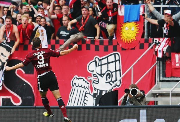 
                <strong>1. FC Nürnberg - Borussia Dortmund 1:1</strong><br>
                Doch in der zweiten Hälfte setzt Per Nilsson zum Jubelsprung Richtung Nürnberger Fankurve an. Der Torjäger vom Dienst hat wieder zugeschlagen. Damit ist Dortmund wieder gefordert
              