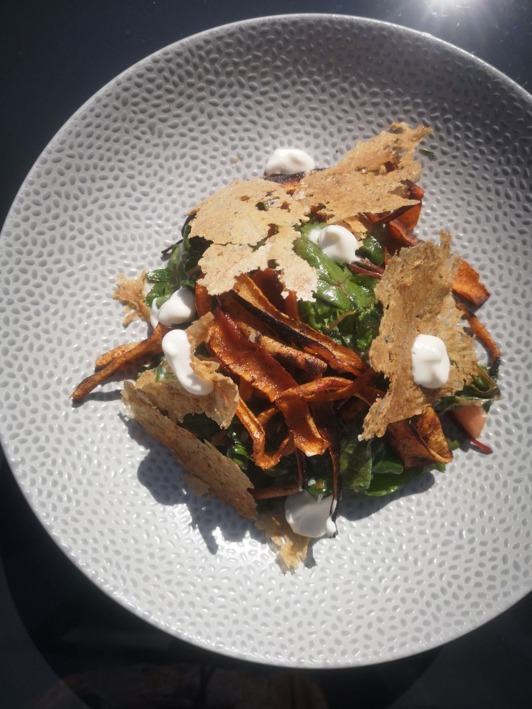 Für den leckeren Caesers Salad aus Resten bereiten wir einen Fake-Bacon aus Pastinaken-Schalen, einen Rote-Bete-Blätter-Salat, Vayonnaise und Esspapier aus altem Brot zu. Los geht's!