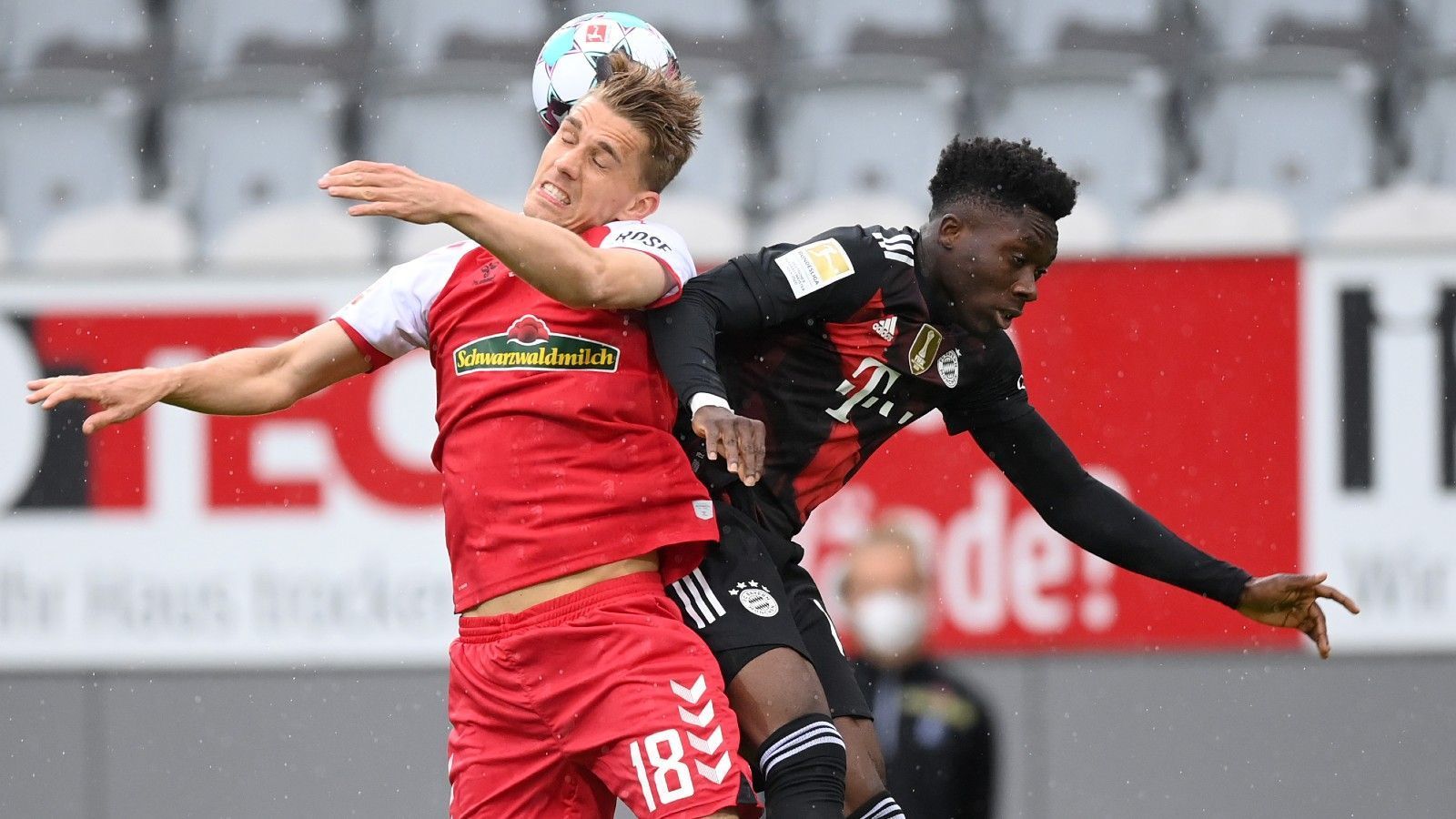 
                <strong>Alphonso Davies</strong><br>
                Hat seine Seite weitgehend im Griff und lässt Sallai kaum eine Chance. Nach vorne gewohnt quirlig, sorgt mit seiner Schnelligkeit immer für Unruhe, aber ohne den entscheidenden Spielzug. In der 71. Minute mit einem Riesenbock, als er den Ball im Strafraum an der Torauslinie stoppen will, ihm Schmid aber dazwischen kommt und es noch einmal brandgefährlich wird, so dass Süle und Nübel retten müssen. Weil daraus kein Tor resultiert, trotzdem ran-Note: 2
              